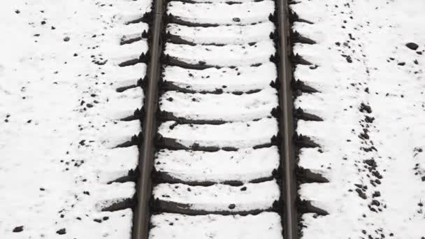 Carriles Ferrocarril Cubiertos Nieve Con Nieve Llenando Parcialmente Los Huecos — Vídeo de stock