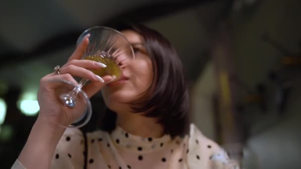 Žena Pije Sklenice Vína Vypadá Uvolněně Možná Společenské Akci Nebo — Stock video