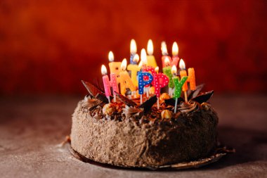 Bir çikolatalı kekin üzerinde kırmızı bokeh arka planda yanan 