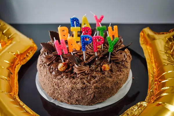 Çikolatalı pasta, üzerinde 