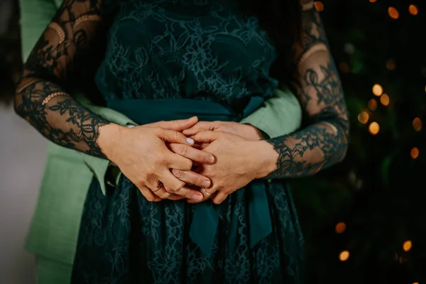 Κοντινό Πλάνο Χέρια Ενός Ζευγαριού Ενωμένα Γυναίκα Φοράει Ένα Φόρεμα — Φωτογραφία Αρχείου