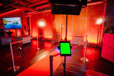 Kırmızı halı, ışıklandırma ekipmanları ve kırmızı ışıklı olay yerinde bir ekran ile 360 döngü fotoğraf kabini kurulumu.