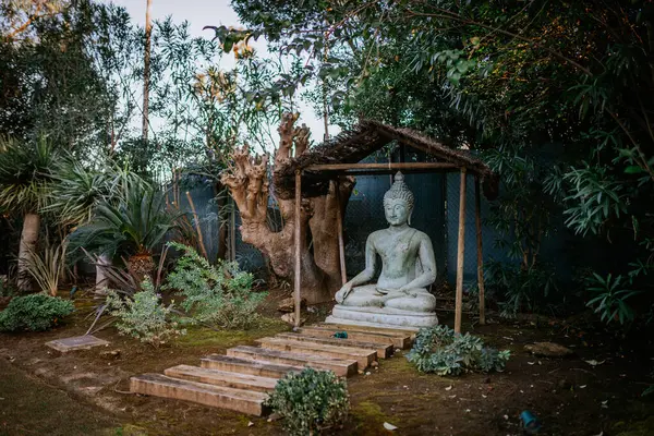 Malaga Spanien Januari 2024 Stor Buddha Staty Trädgård Med Grönskande — Stockfoto