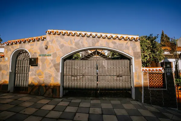 Malaga Spanien Januari 2024 Spansk Villa Med Välvd Ingång Terrakotta — Stockfoto