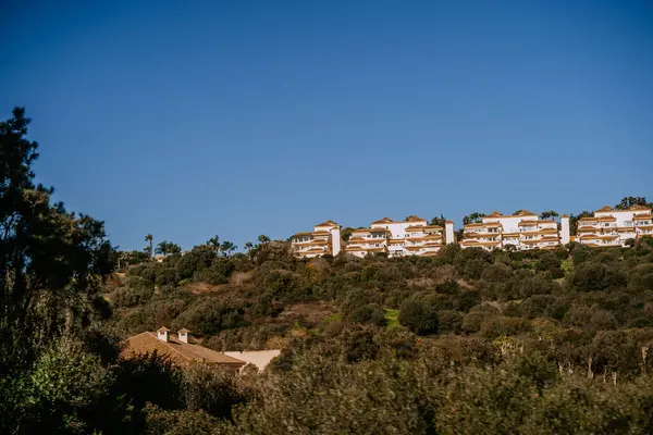 スペインのサンタ マルガリータ 2024年1月24日 澄んだ青空の緑の下に緑豊かな地中海風の家と丘陵 — ストック写真