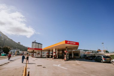 Cebelitarık, İngiltere - 24 Ocak 2024 - CePSA benzin istasyonu müşterileri ve araçlarıyla Cebelitarık Kayası 'nın zeminine kurulmuş ve gökyüzü açık.