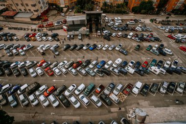 Cebelitarık, İngiltere - 24 Ocak 2024 - Kalabalık bir otoparkın havadan görünüşü. Birden fazla sıra araba ve merkezde bir bina..