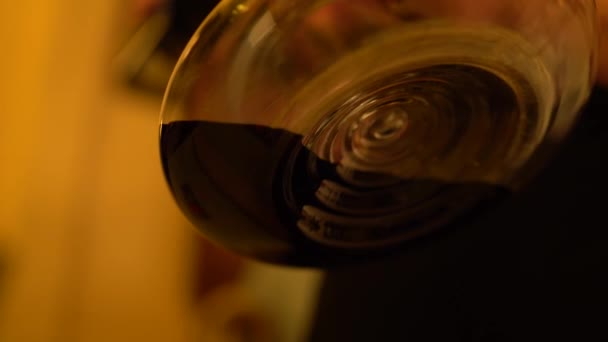 Primo Piano Bicchiere Vino Con Riflesso Uno Sfondo Caldo — Video Stock