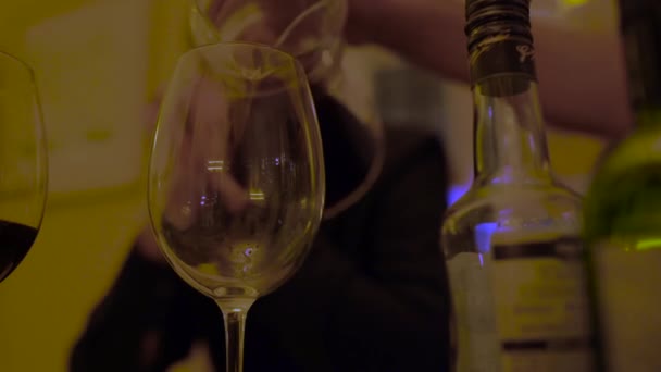 酒杯和酒瓶放在桌子上 后面有个人 — 图库视频影像