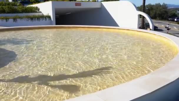 Sebuah Fitur Air Melingkar Besar Dengan Riak Dan Bangunan Modern — Stok Video