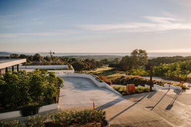 Sotogrante, İspanya - 25 Ocak 2024 - Terastan bir golf sahasına bakan, uzakta bir vinç, deniz ufku ve açık gökyüzü olan