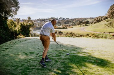 Sotogrante, İspanya - 25 Ocak 2024 - Golf sahasındaki golfçü, golf sahasındaki golf topu, güneşli gün, yeşil saha, tepe arkaplan.