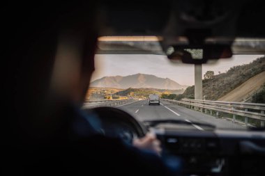 Sotogrante, İspanya - 26 Ocak 2024 - Dağlara doğru giden bir otoyolda giden bir arabanın içinden bir manzara.