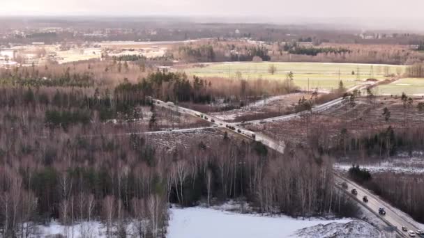 Валмиера Латвия Января 2024 Года Воздушный Обзор Кольцевой Дороги Колонной — стоковое видео