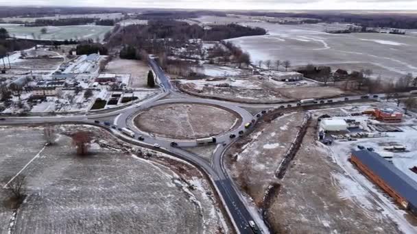 Valmiera Λετονία Ιανουαρίου 2024 Αεροφωτογραφία Κυκλικού Κόμβου Συνοδεία Τρακτέρ Χιονισμένους — Αρχείο Βίντεο