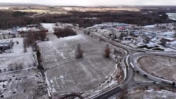 拉脱维亚瓦尔米耶拉 2024年1月5日 在一个乡村风景区的雪地路上 空中看到了一个环路和一队拖拉机 农民抗议车队 — 图库视频影像
