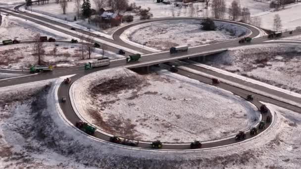 Valmiera Λετονία Ιανουαρίου 2024 Αεροφωτογραφία Κυκλικού Κόμβου Συνοδεία Τρακτέρ Χιονισμένους — Αρχείο Βίντεο
