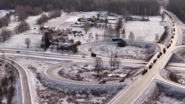 2024年1月5日 ラトビアのヴィラ 田舎の風景で雪の道にトラクターの船団を持つラウンドアバウトの空中ビュー ファーマーの抗議船 — ストック動画
