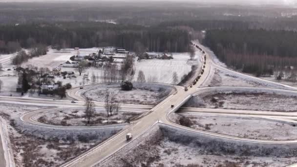 2024年1月5日 ラトビアのヴィラ 田舎の風景で雪の道にトラクターの船団を持つラウンドアバウトの空中ビュー ファーマーの抗議船 — ストック動画