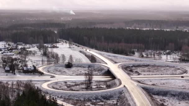 Валмиера Латвия Января 2024 Года Воздушный Обзор Кольцевой Дороги Колонной — стоковое видео