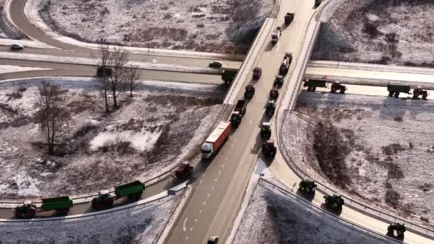 Valmiera Letonya Ocak 2024 Kırsal Alanda Karlı Yollarda Traktörlerle Dolu — Stok video