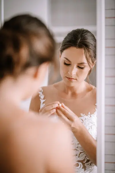 Валмиера Латвия Июля 2023 Года Невеста Кружевном Платье Отражается Зеркале — стоковое фото