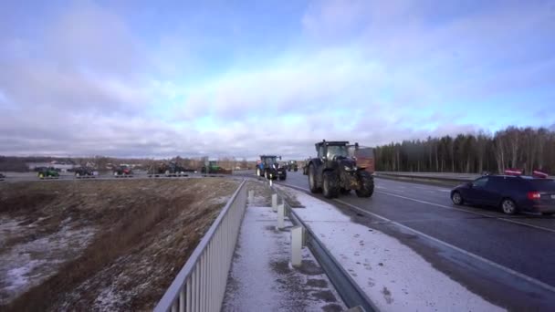 Valmiera Letonia Febrero 2024 Una Caravana Tractores Camiones Una Carretera — Vídeo de stock