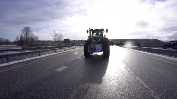 Valmiera Lettland Februar 2024 Eine Karawane Von Traktoren Und Lastwagen — Stockvideo
