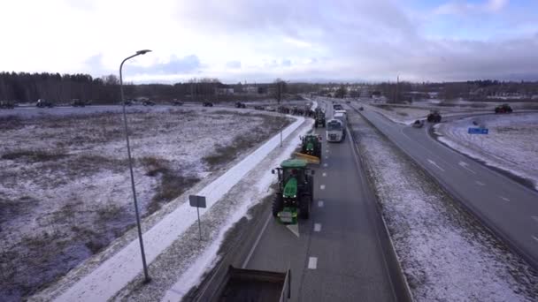 Valmiera Lotyšsko Února 2024 Karavana Traktorů Nákladních Automobilů Zasněžené Silnici — Stock video