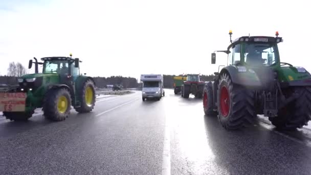 Valmiera Lotyšsko Února 2024 Karavana Traktorů Nákladních Automobilů Zasněžené Silnici — Stock video
