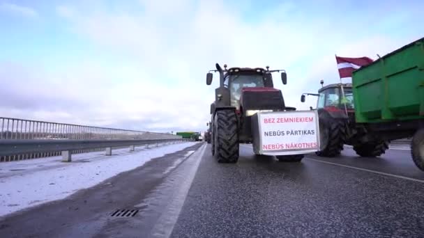 Валмиера Латвия Февраля 2024 Года Караван Тракторов Грузовиков Снежной Дороге — стоковое видео