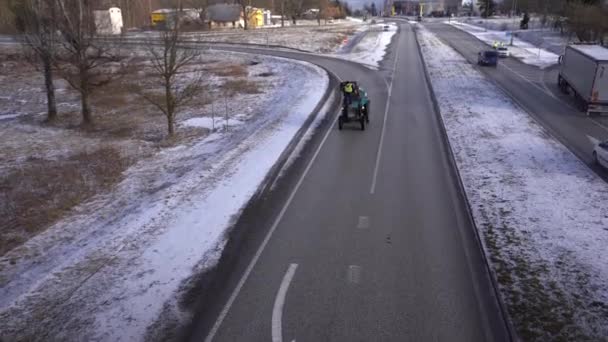 Valmiera Letônia Fevereiro 2024 Uma Caravana Tratores Caminhões Uma Estrada — Vídeo de Stock