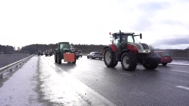 발미에라 라트비아 2024년 도로에 트랙터와 트럭의 캐러밴 농부들은 정부의 결정에 — 비디오