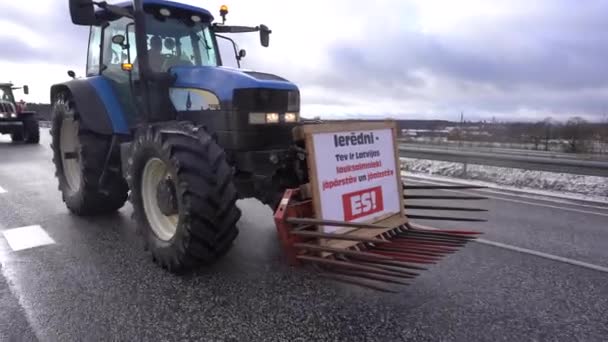 Валмиера Латвия Февраля 2024 Года Караван Тракторов Грузовиков Снежной Дороге — стоковое видео