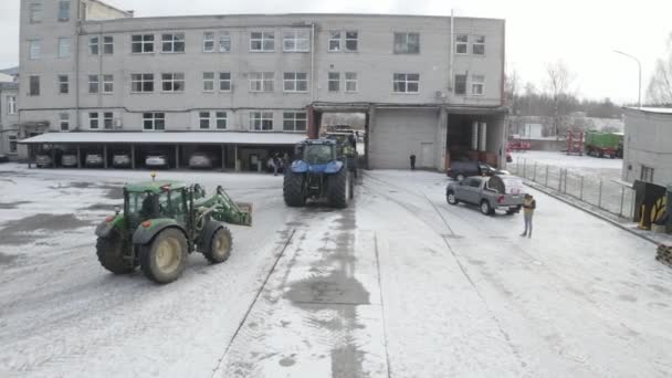 Валмиера Латвия Февраля 2024 Года Караван Тракторов Грузовиков Зимой Облачным — стоковое видео