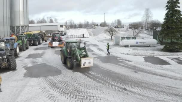 라트비아 발미에라 2024년 겨울에 트랙터와 트럭의 카라반 농부들은 정부의 결정에 — 비디오