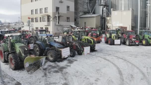 Valmiera Lettland Februari 2024 Husvagn Med Traktorer Och Lastbilar Vintern — Stockvideo