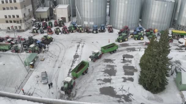 2024年2月5日 曇った空の下で冬のトラクターとトラックのキャラバン 農民が政府の決定に抗議 — ストック動画
