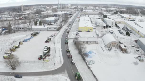 Valmiera Letônia Fevereiro 2024 Uma Caravana Tratores Caminhões Inverno Sob — Vídeo de Stock