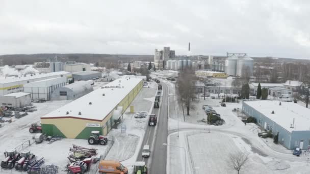 Valmiera Letônia Fevereiro 2024 Uma Caravana Tratores Caminhões Inverno Sob — Vídeo de Stock
