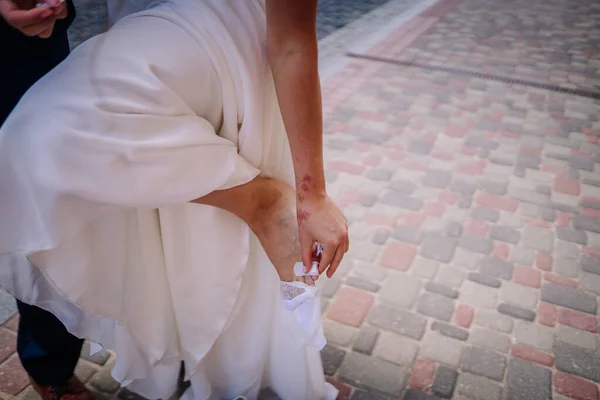 Valmiera Lettland Juli 2023 Braut Passt Ihren Schuh Und Enthüllt — Stockfoto