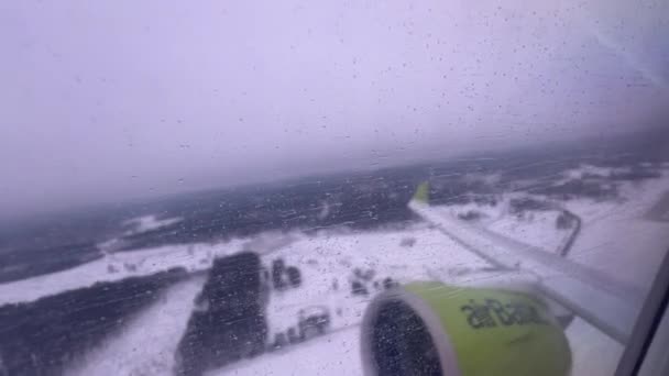 Riga Letônia Janeiro 2024 Vista Uma Janela Avião Com Gotas — Vídeo de Stock