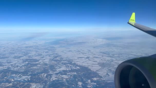 Рига Латвия Января 2024 Года Воздушный Вид Заснеженный Пейзаж Самолета — стоковое видео