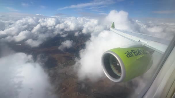 Riga Letonia Enero 2024 Ala Avión Motor Sobre Nubes Con — Vídeos de Stock