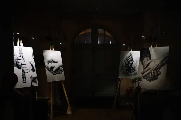 拉脱维亚瓦尔米拉 2024年1月7日 圣西蒙教堂 在光线昏暗的房间里 背景中带有拱门的画架上的手绘画 — 图库照片