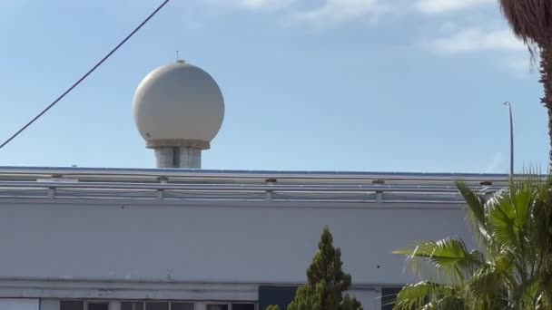 西班牙马拉加 2024年1月21日 一座建筑上的大地测量穹顶 可能是雷达 有晴朗的天空 树木和铁丝网 — 图库视频影像