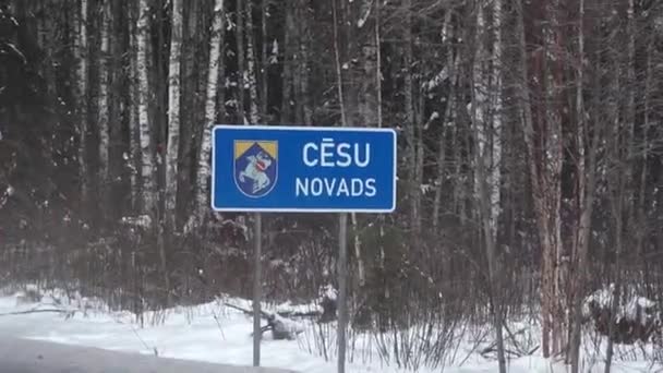 Cesis Letland Februari 2024 Een Verkeersbord Voor Csu Novads Met — Stockvideo