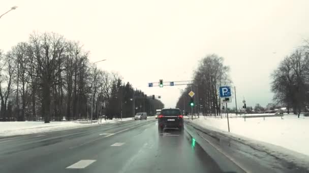 Sigulda Lotyšsko Února 2024 Mokrá Silnice Zimě Dopravou Zelené Světlo — Stock video