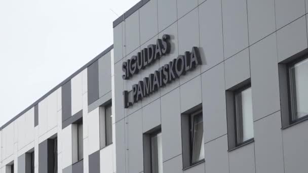 Sigulda Λετονία Φεβρουαρίου 2024 Κοντινό Πλάνο Μοντέρνας Πρόσοψης Κτιρίου Σήμανση — Αρχείο Βίντεο