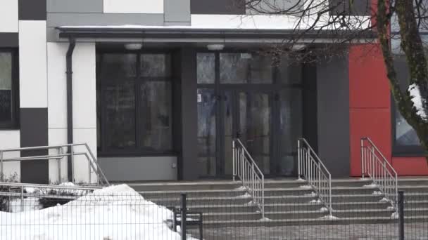 Sigulda Letonya Şubat 2024 Karlı Merdivenli Modern Bir Okul Binasının — Stok video